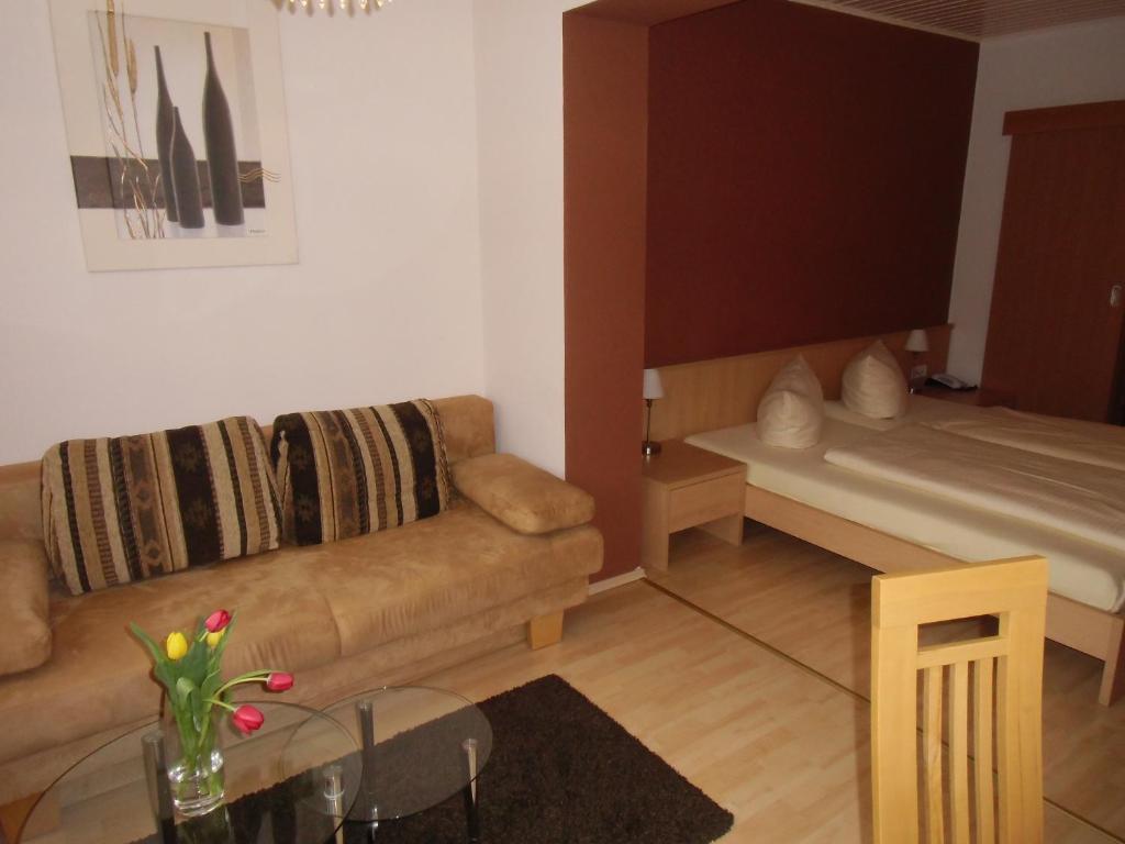 Gasthof Zum Goldenen Lamm Wettelsheim Room photo